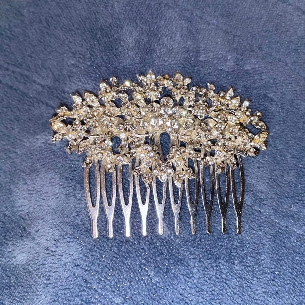 Beautiful Silver Rhinestone Hair Barrette - New